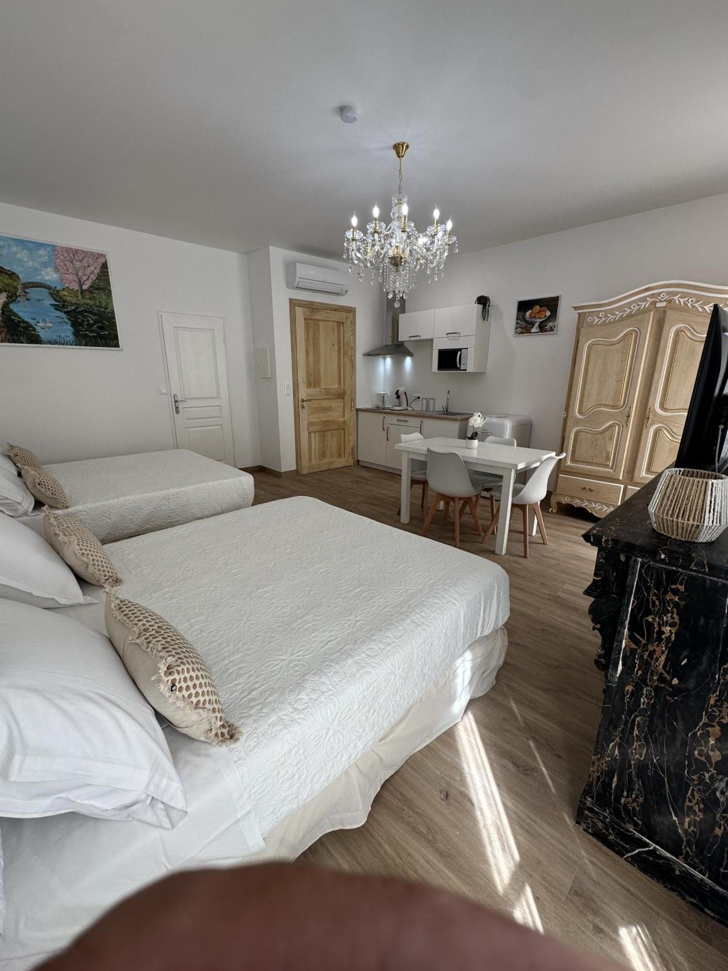 Familial Du Cloitre Apartment Narbonne